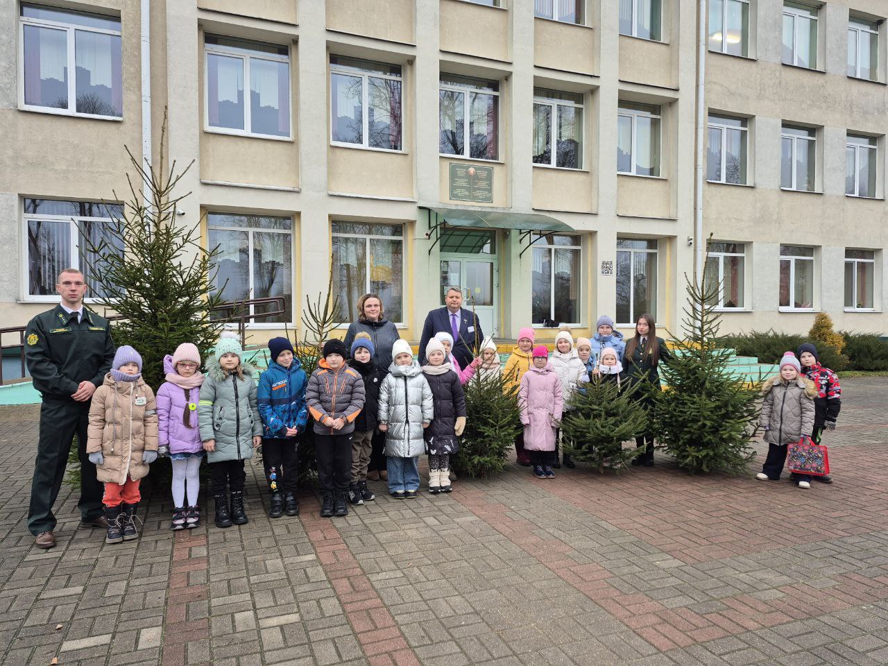  В преддверии зимних праздников лесхозы подарят социальным учреждениям новогодние деревья