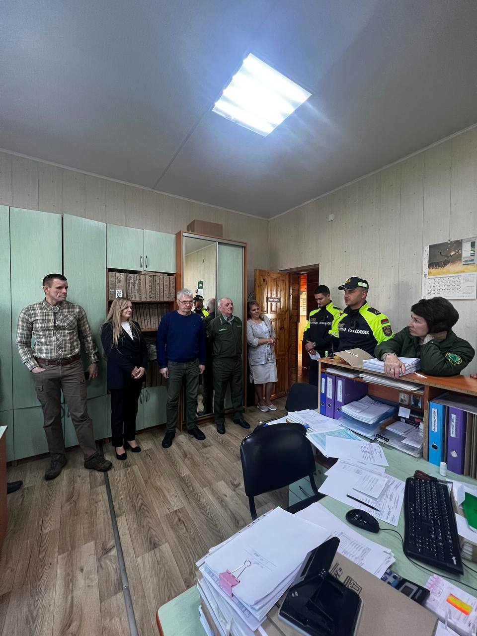 Встреча сотрудников МО ГАИ Слонимского РОВД с коллективом Слонимского лесхоза: акцент на световозвращающие элементы и безопасность на дорогах