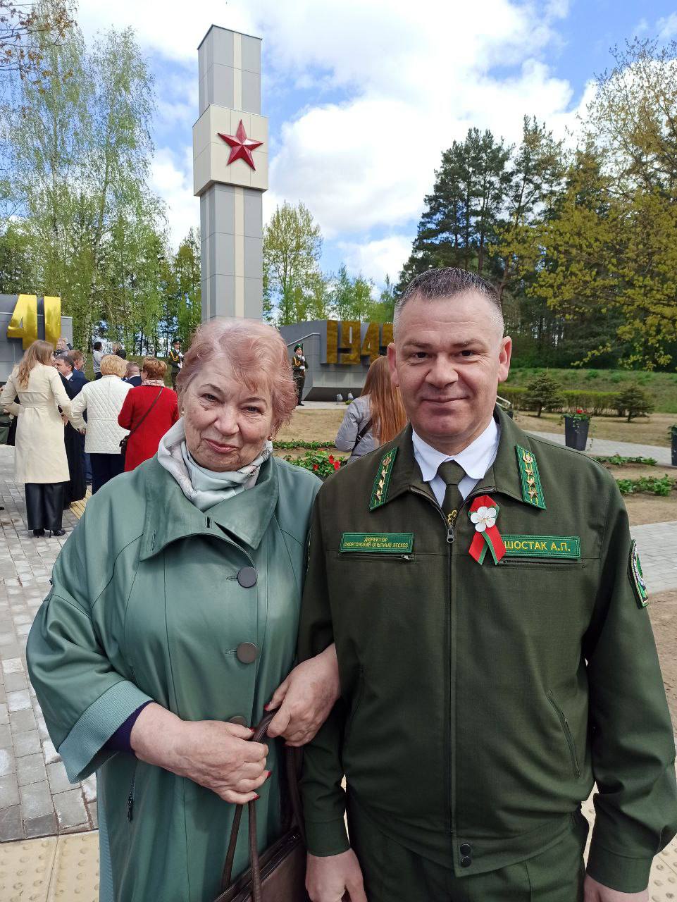 Директор Сморгонского опытного лесхоза Александр Шостак поздравил с 80-летием Великой Победы малолетнюю узницу, ветерана Сморгонского опытного лесхоза Дарью Ручица