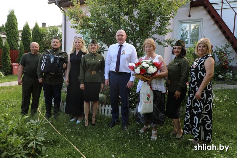 Накануне главного государственного праздника – Дня Независимости Республики Беларусь – председатель райисполкома Андрей ГОРДЕЙ навестил Дарью РУЧИЦУ, чье детство было опалено войной.