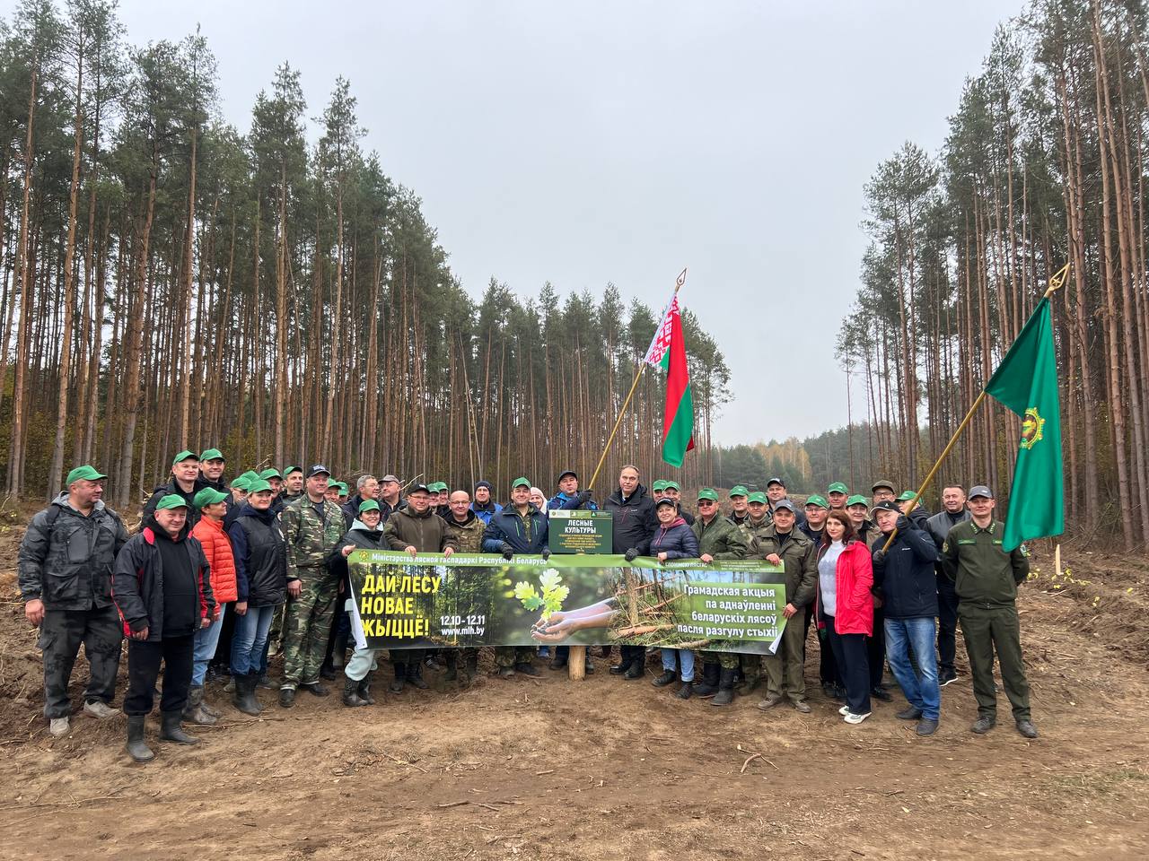 К акции присоединились работники Гродненского областного исполнительного комитета во главе с председателем