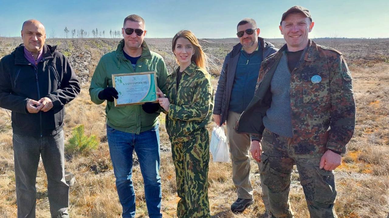 Сегодня свой вклад в восстановление лесного фонда внес коллектив Гродненского областного управления 400  ОАО «Беларусбанк»
