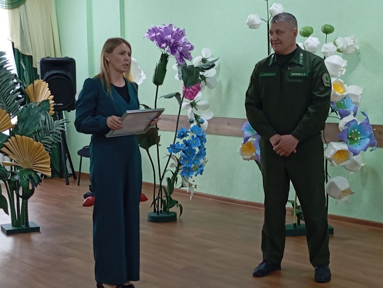 Евгений Волков, главный лесничий Сморгонского опытного лесхоза получил Благодарность от родителей членов дошкольного лесничества 