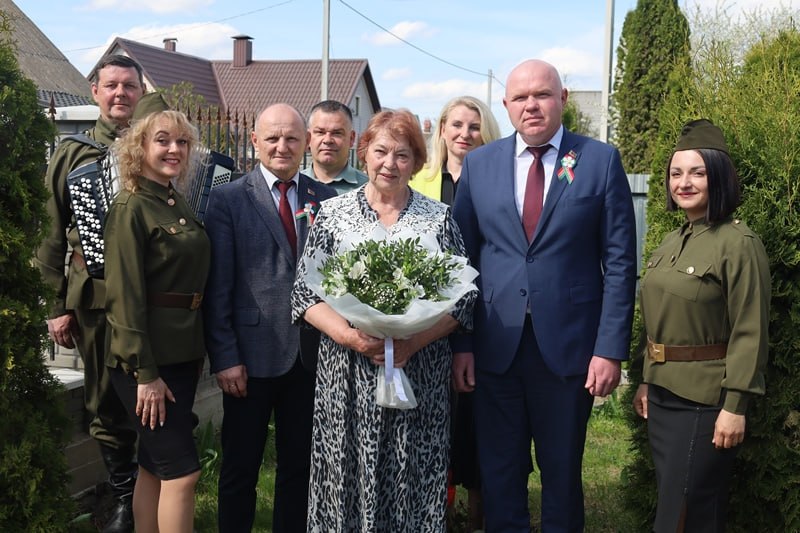 Накануне Дня Победы делегация во главе с председателем райисполкома Андреем ГОРДЕЕМ посетила бывшую малолетнюю узницу концлагеря Дарью РУЧИЦУ.
