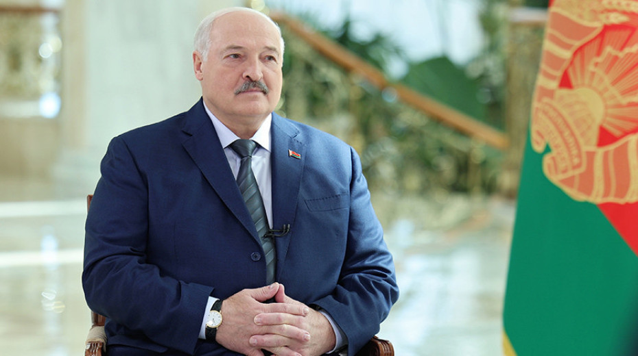 Президент Беларуси Александр Лукашенко поздравил соотечественников с Днем Конституции.