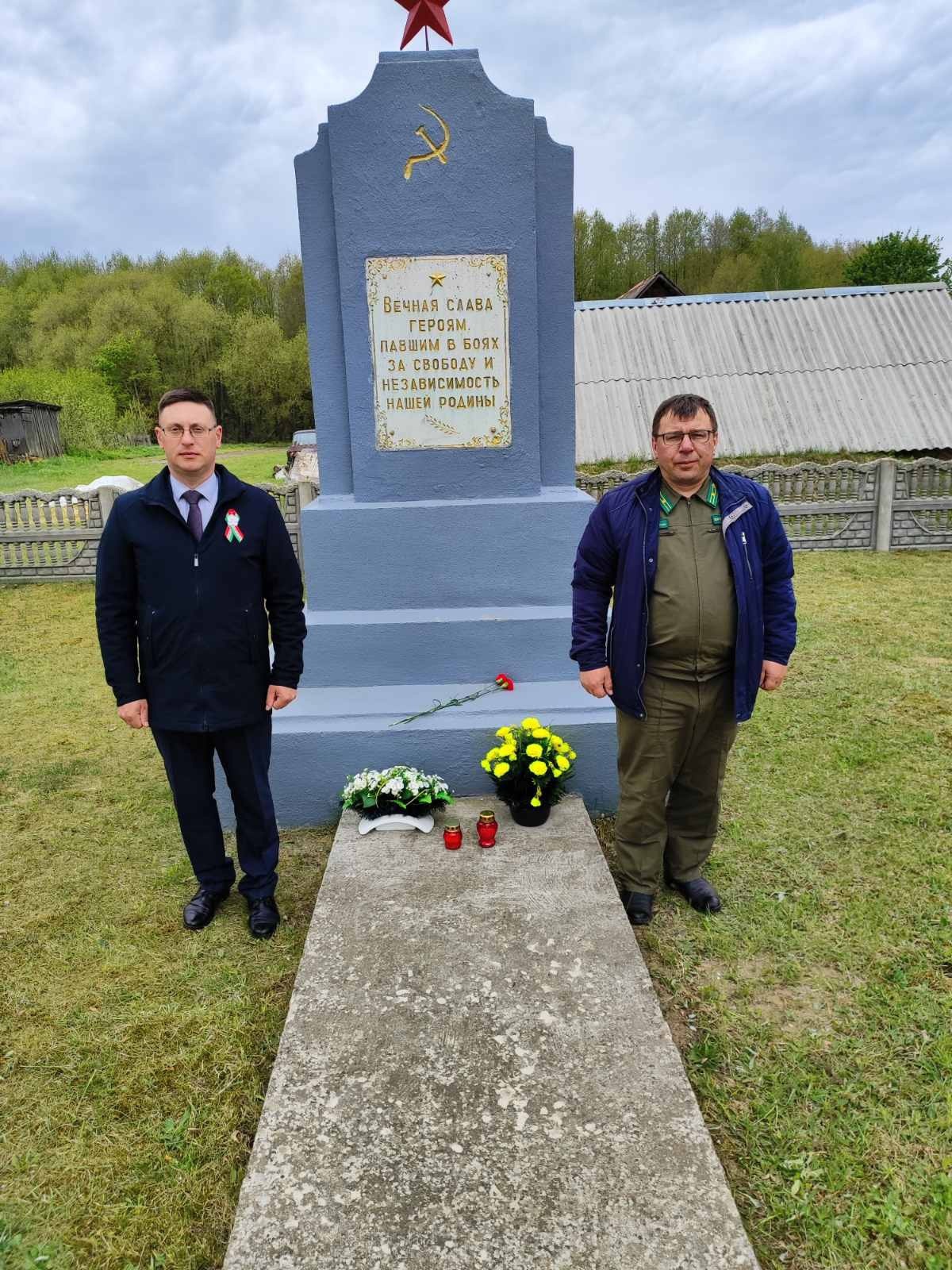 На Сморгонщине сегодня массово возлогали цветы к воинским захороненниям в рамках общеобластной патриотической акции «Народное возложение».