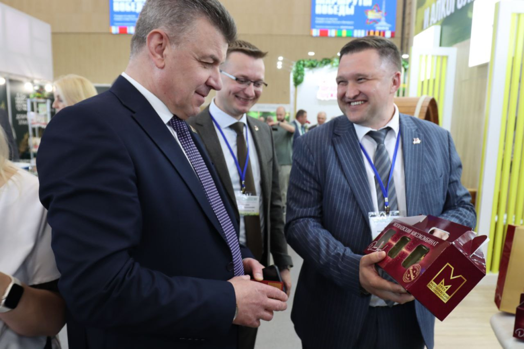 Александр Кулик ознакомился с работой выставки