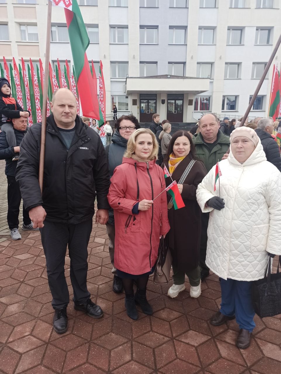 Коллектив Сморгонского опытного лесхоза принял участие в районном мероприятии, посвящённом Дню Государственного флага, Государственного герба и Государственного гимна Республики Беларусь!