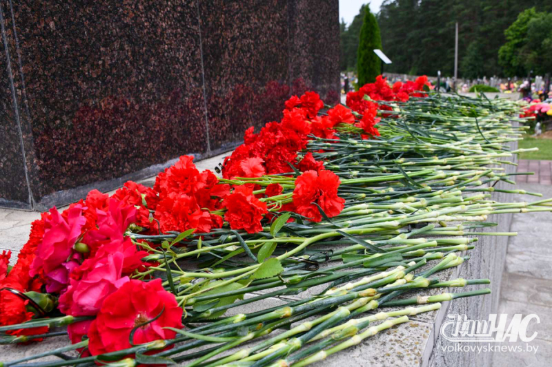 Никогда не забудем! В День всенародной памяти жертв Великой Отечественной войны и геноцида белорусского народа в мемориальном комплексе в урочище Пороховня состоялся митинг